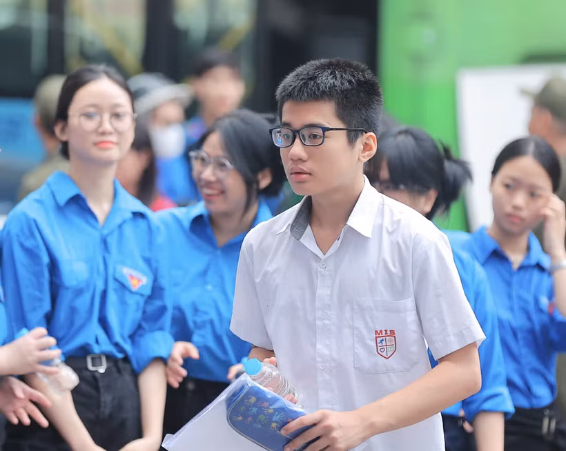 Thí sinh Hà Nội hồi hộp dự thi môn đầu tiên, môn Ngữ văn. (Ảnh: Hoài Nam/Vietnam+)