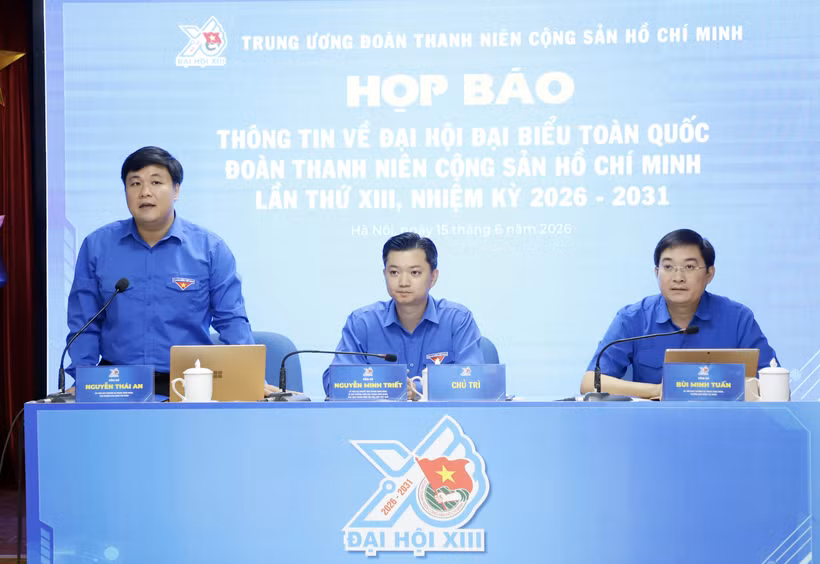 Ban tổ chức trao đổi với báo chí tại buổi họp báo. (Ảnh: Vietnam+)