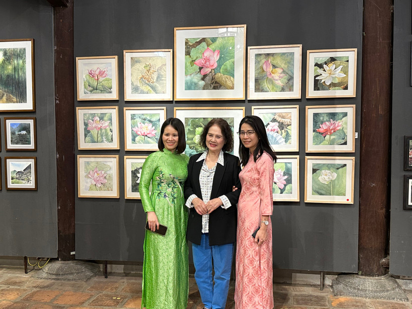 Khách tham quan chụp ảnh cùng các tác phẩm tại triển lãm. (Ảnh: Minh Ngọc/Vietnam+).