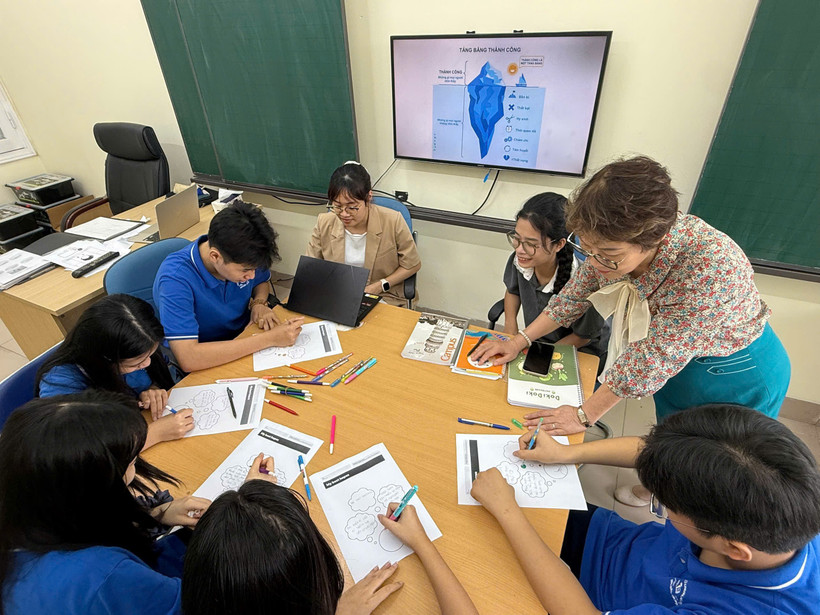 Chuyên gia tâm lý tổ chức đánh giá rà soát tâm lý cho học sinh. (Ảnh: NTCC)