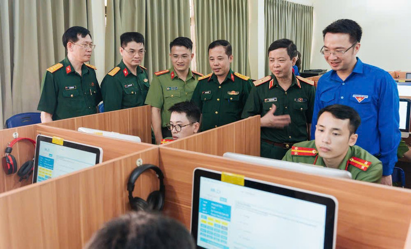 Lãnh đạo Trung ương Đoàn cùng đại diện các đơn vị liên quan thăm khu vực thi hưởng ứng của thí sinh tại buổi khai mạc Cuộc thi Olympic tiếng Anh dành cho cán bộ trẻ 2024. (Ảnh: BTC)