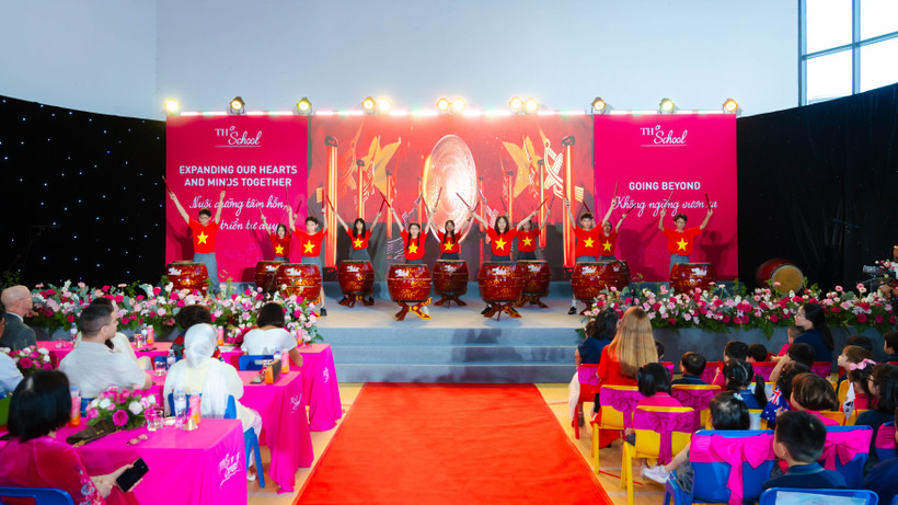 Tiết mục mở màn Lễ Khai giảng năm học mới 2025-2026 của trường TH School rực rỡ trong sắc cờ Tổ quốc. (Ảnh: PV/Vietnam+)
