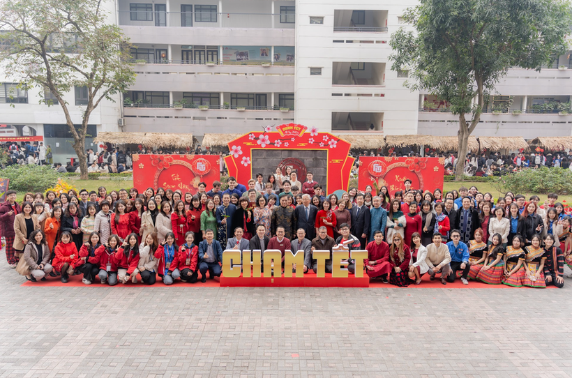 Sinh viên Trường Đại học Ngoại thương đón Tết. (Ảnh: PV/Vietnam+)