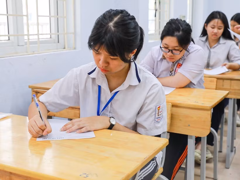 Thí sinh Hà Nội dự thi vào lớp 10 môn Ngữ văn. (Ảnh: TTXVN)