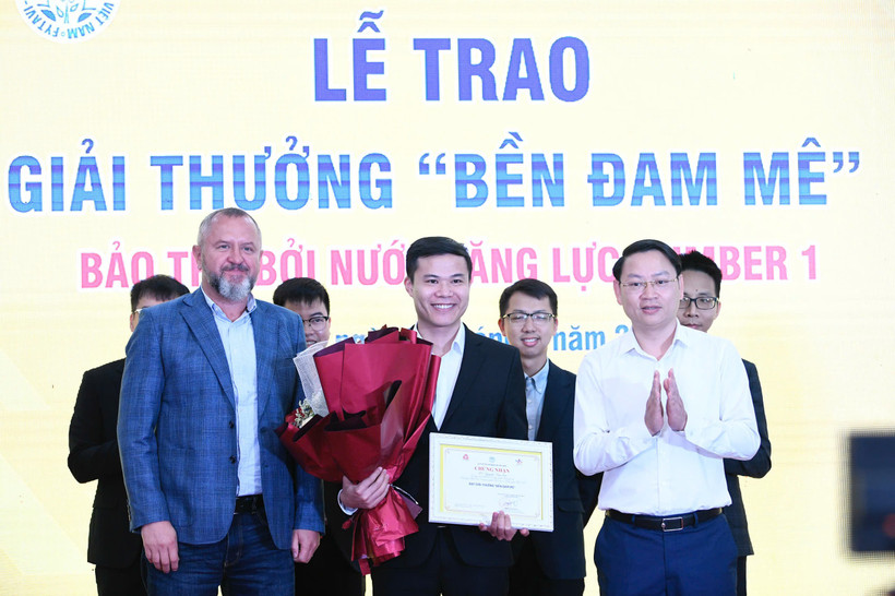Ban tổ chức trao giải cho các nhà khoa học trẻ. (Ảnh: PV/Vietnam+).