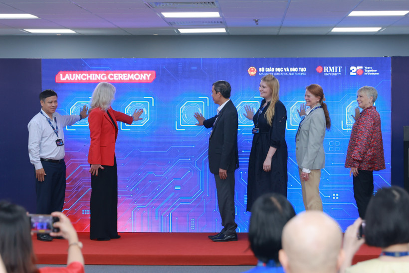 Các đại biểu thực hiện nghi thức phát động diễn đàn. (Ảnh: PV/Vietnam+).