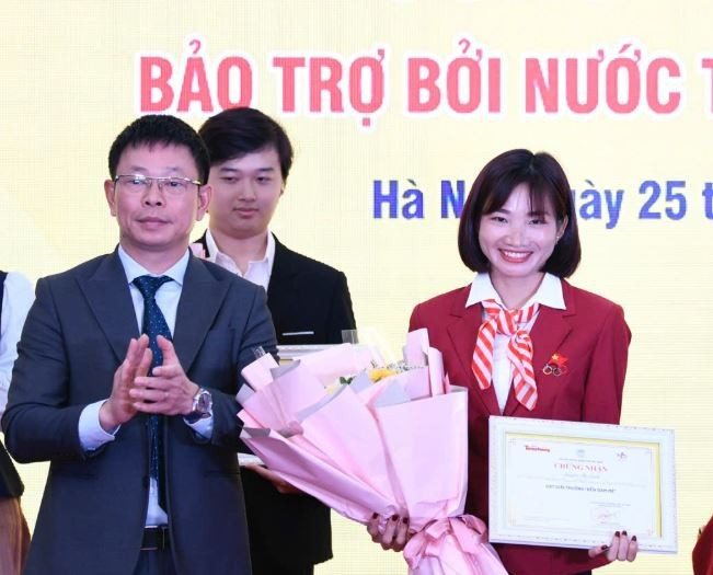 Vận động viên Nguyễn Thị Oanh nhận giải thưởng Bền Đam Mê. (Ảnh: PV/Vietnam+)