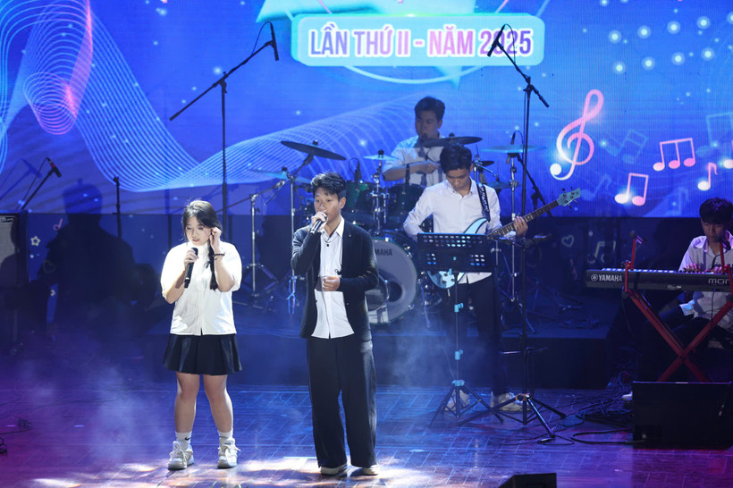 Học sinh Hà Nội biểu diễn văn nghệ. (Ảnh: PV/Vietnam+).