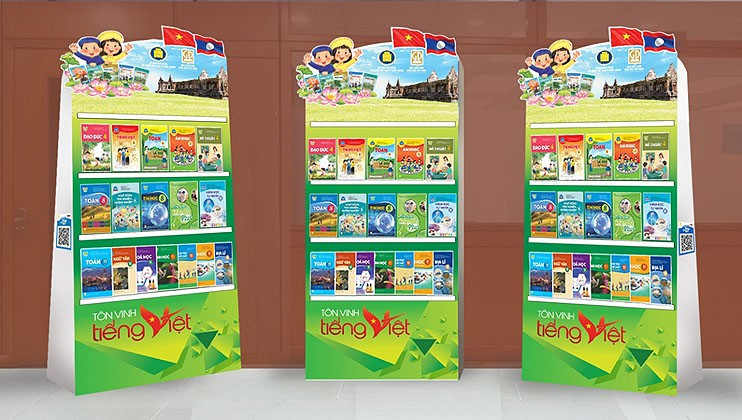 Tủ sách tiếng Việt được trao tặng tới các em học sinh tại Champasak, Lào. (Ảnh: PV/Vietnam+)