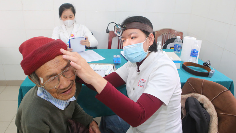 Các thầy thuốc trẻ khám bệnh cho người dân. (Ảnh: PV/Vietnam+)