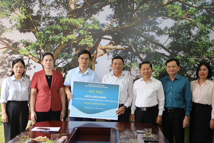 Nhà xuất bản Giáo dục Việt Nam hỗ trợ sách giáo khoa cho học sinh, nhà trường vùng lũ. (Ảnh: PV/Vietnam+)