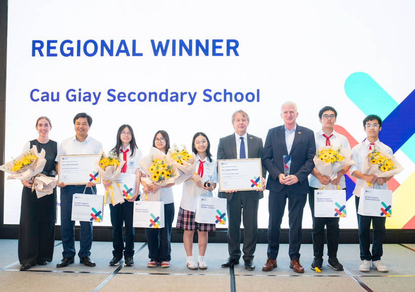 Đội thi đến từ Trường Trung học cơ sở Cầu Giấy (Hà Nội) giành Giải Nhất với dự án sử dụng AI hỗ trợ học tiếng Anh cho trẻ em tại Làng trẻ em SOS. (Ảnh: BTC)