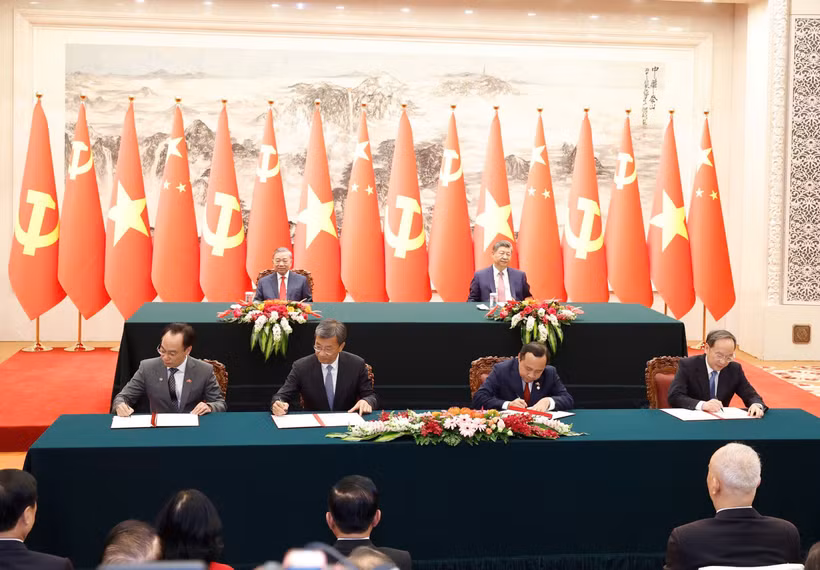 Lễ ký kết được thực hiện dưới sự chứng kiến của Tổng Bí thư, Chủ tịch nước Tô Lâm và Tổng Bí thư, Chủ tịch Trung Quốc Tập Cận Bình. (Ảnh: Bộ GD-ĐT)