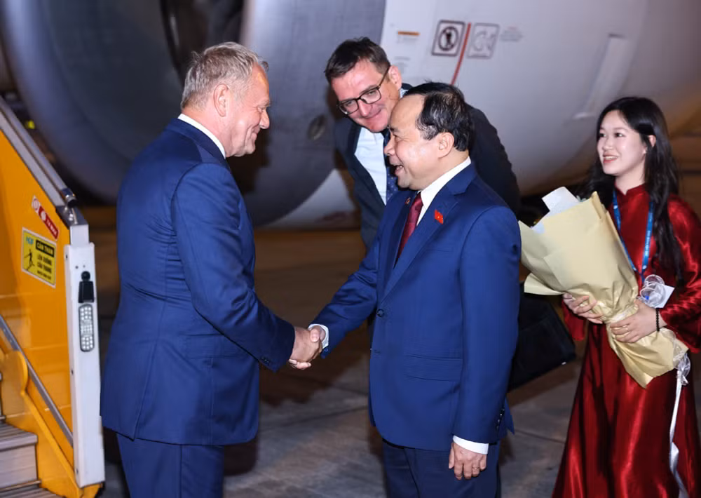 vna-potal-thu-tuong-ba-lan-donald-tusk-den-ha-noi-tham-chinh-thuc-viet-nam-9111195.jpg