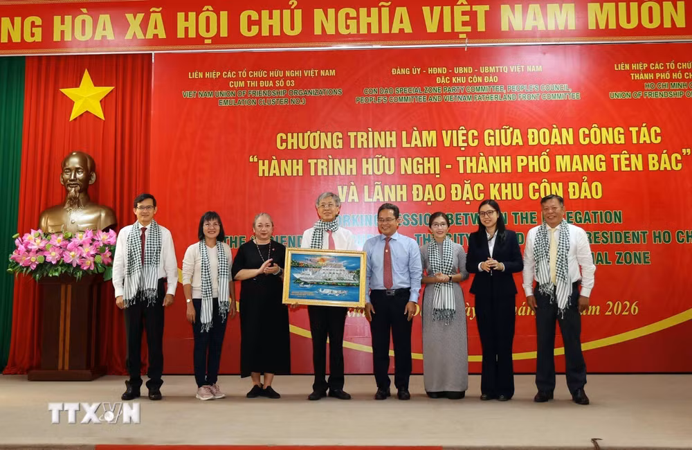 Đoàn đại biểu dự Hành trình hữu nghị - Thành phố mang tên Bác” với lãnh đạo Đặc khu Côn Đảo. (Ảnh: Xuân Khu/TTXVN) ttxvn-lanh-su-quan-7743.jpg