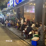 Vỉa hè bị chiếm dụng tại các tuyến đường thuộc khu phố Tây trong các ngày không tổ chức phố đi bộ. (Ảnh: Văn Dũng/TTXVN)