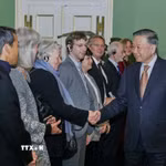 Tổng Bí thư, Chủ tịch nước Tô Lâm với các thành viên Hội hữu nghị Đan Mạch-Việt Nam. (Ảnh: Thống Nhất/TTXVN)