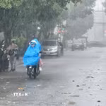 Các địa phương Bắc Bộ và từ Thanh Hóa đến Hà Tĩnh rà soát vùng nguy cơ, sẵn sàng sơ tán dân, bảo đảm an toàn trước mưa lớn. (Ảnh: Trung Tuyến/TTXVN)