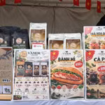 Bánh mì và cà phê sữa đá là hai món yêu thích của nhiều người Nhật Bản từng sinh sống Việt Nam. (Ảnh: Xuân Giao/TTXVN)
