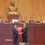 Chủ tịch Quốc hội Lào khóa X Sonexay Siphandone (phải) tặng hoa chúc mừng Thủ tướng Chính phủ Lào khóa X Saleumxay Kommasit. (Ảnh: Xuân Tú/TTXVN)