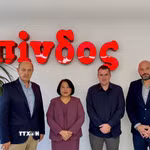Đại sứ Việt Nam Phạm Thị Thu Hương thăm và làm việc với hai công ty chế biến thực phẩm lớn hàng đầu của Hy Lạp là Nitsiakos và Pindos. (Ảnh: TTXVN phát)