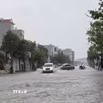 Nhiều xe ôtô phải quay đầu do nước dâng cao lên các tuyến đường lớn tại Quảng Ninh. (Ảnh: Thanh Vân/TTXVN)