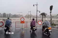 Lũ lên trên báo động 2 gây ngập Đập Đá bờ Nam sông Hương, thành phố Huế. (Ảnh: Nguyên Lý/TTXVN)