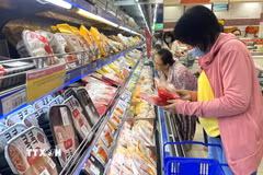 Người dân lựa chọn hàng trong siêu thị tại Thành phố Hồ Chí Minh. (Ảnh: Hương Giang/TTXVN)