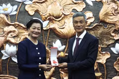 Đại sứ Nguyễn Minh Vũ trao Huân chương Hữu nghị của Nhà nước Việt Nam tặng thưởng cho bà Chea Kim Tha. (Ảnh: Minh Hưng/TTXVN)