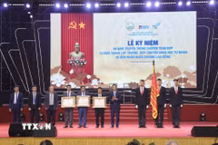 Phó Thủ tướng Lê Thành Long trao Huân chương Lao động hạng Nhì cho Trường THPT Chuyên Khoa học Tự nhiên; Huân chương Lao động hạng Nhất cho Bộ môn chuyên Vật lý và Huân chương Lao động hạng Ba cho Bộ môn chuyên Toán. (Ảnh: TTXVN phát)