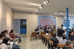 Nhóm người Hàn Quốc tổ chức tuyển lao động trái phép tại quán càphê trên địa bàn phường Tân An, thành phố Cần Thơ. (Ảnh: TTXVN phát)