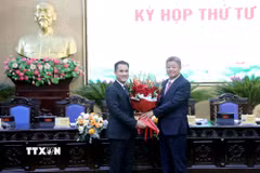 Chủ tịch UBND tỉnh Hưng Yên Nguyễn Mạnh Quyền tặng hoa chúc mừng ông Phạm Bảo Sơn. (Ảnh: Thế Duyệt/TTXVN)