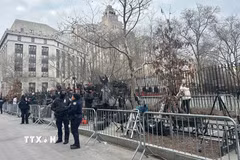 Mỹ thắt chặt an ninh bên ngoài Tòa án Liên bang ở Manhattan (New York) xét xử Tổng thống Venezuela Nicolas Maduro. (Ảnh: Thanh Tuấn/TTXVN)