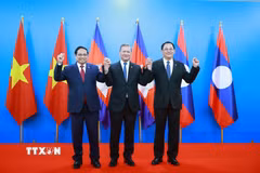 Thủ tướng Phạm Minh Chính và Thủ tướng Vương quốc Campuchia Hun Manet cùng Thủ tướng Lào Sonexay Siphandone tại cuộc gặp Thủ tướng ba nước. (Ảnh: Dương Giang/TTXVN)