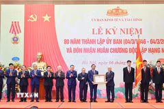 Phó Chủ tịch Thường trực Quốc hội Đỗ Văn Chiến trao Huân chương Độc lập hạng Nhì cho Uỷ ban Kinh tế và Tài chính của Quốc hội. (Ảnh: Minh Đức/TTXVN)