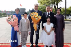 Tổng Bí thư, Chủ tịch nước Tô Lâm và Phu nhân Ngô Phương Ly cùng Tổng thống Thụy Sĩ Guy Parmelin và Phu nhân Caroline Parmelin chụp ảnh chung. (Ảnh: Thống Nhất/TTXVN)