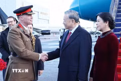 Các quan chức Chính phủ Anh đón Tổng Bí thư Tô Lâm và Phu nhân tại Sân bay London Stansted. (Ảnh: Thống Nhất/TTXVN)