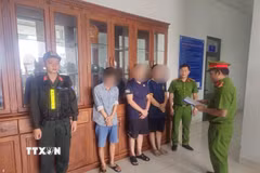 Lực lượng chức năng khởi tố 3 đối tượng trong đường dây sản xuất phân bón giả. (Ảnh: TTXVN phát)