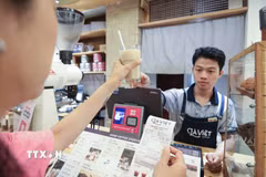 Doanh nghiệp triển khai hóa đơn điện tử khởi tạo từ máy tính tiền góp phần minh bạch hóa hoạt động kinh doanh. (Ảnh: Lê Đông/TTXVN)
