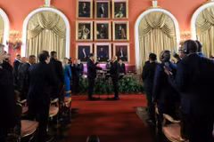 Tổng thống Venezuela Nicolas Maduro (giữa, trái) tuyên thệ nhậm chức nhiệm kỳ 6 năm lần thứ ba tại Caracas ngày 10/1/2025. (Ảnh: THX/TTXVN)