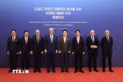 Chủ tịch nước Lương Cường, Tổng thống Hàn Quốc Lee Jae Myung và lãnh đạo các nền kinh tế chụp ảnh chung. (Ảnh: Lâm Khánh/TTXVN)