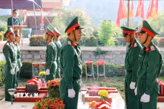 Chuẩn bị thực hiện nghi lễ đưa hài cốt liệt sỹ vào an táng tại Nghĩa trang liệt sỹ Ninh Thuận. (Ảnh: Công Thử/TTXVN)