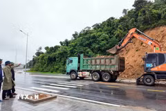 Lãnh đạo UBND đặc khu Cô Tô kiểm tra, chỉ đạo xử lý các điểm sạt lở tạm thời trên đặc khu Cô Tô. (Ảnh: TTXVN phát)