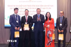 Tổng Bí thư, Chủ tịch nước Tô Lâm tặng quà cho các đại biểu. (Ảnh: Thống Nhất/TTXVN)