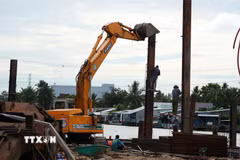 Thi công Dự án cầu Giải Phóng 9, trên địa bàn phường Rạch Giá (An Giang). (Ảnh: Lê Huy Hải/TTXVN)