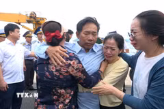 Ngư dân Đà Nẵng gặp lại gia đình tại Cảng Quốc tế Cam Ranh sau những ngày gặp nạn trên vùng biển Trường Sa. (Ảnh: TTXVN phát)