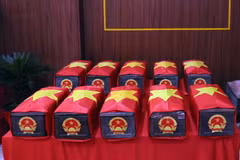 Các hài cốt liệt sỹ sau khi quy tập được đưa về quàn tại Nhà tưởng niệm trong khuôn viên Công viên Lê Thị Riêng. (Ảnh: Xuân Khu/TTXVN)
