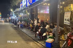 Vỉa hè bị chiếm dụng tại các tuyến đường thuộc khu phố Tây trong các ngày không tổ chức phố đi bộ. (Ảnh: Văn Dũng/TTXVN)