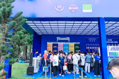 Gian hàng Vinamilk với chủ đề "50 năm không ngừng nâng chuẩn" thu hút đông đảo khách tham quan tại Lễ hội kỷ niệm 30 năm Hàng Việt Nam Chất lượng cao (Ảnh: Minh Anh).