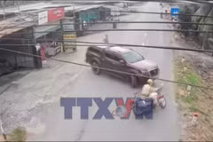 Tài xế xe bán tải cố tình đâm ngã xe cảnh sát giao thông rồi bỏ trốn